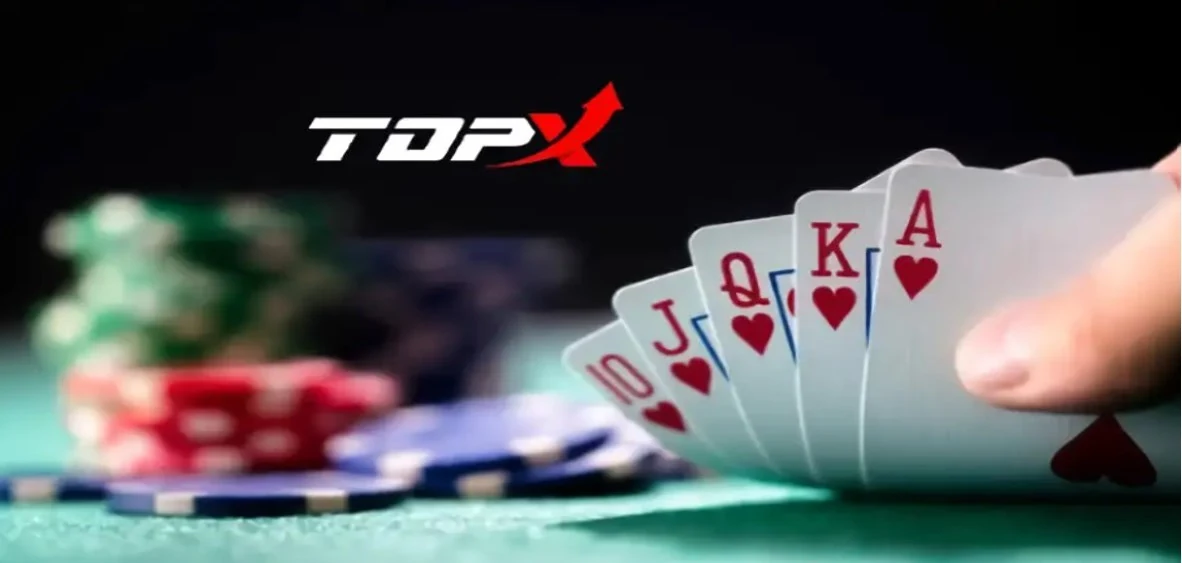 Imagen de marca de TopX: cartas en la mano sobre la mesa